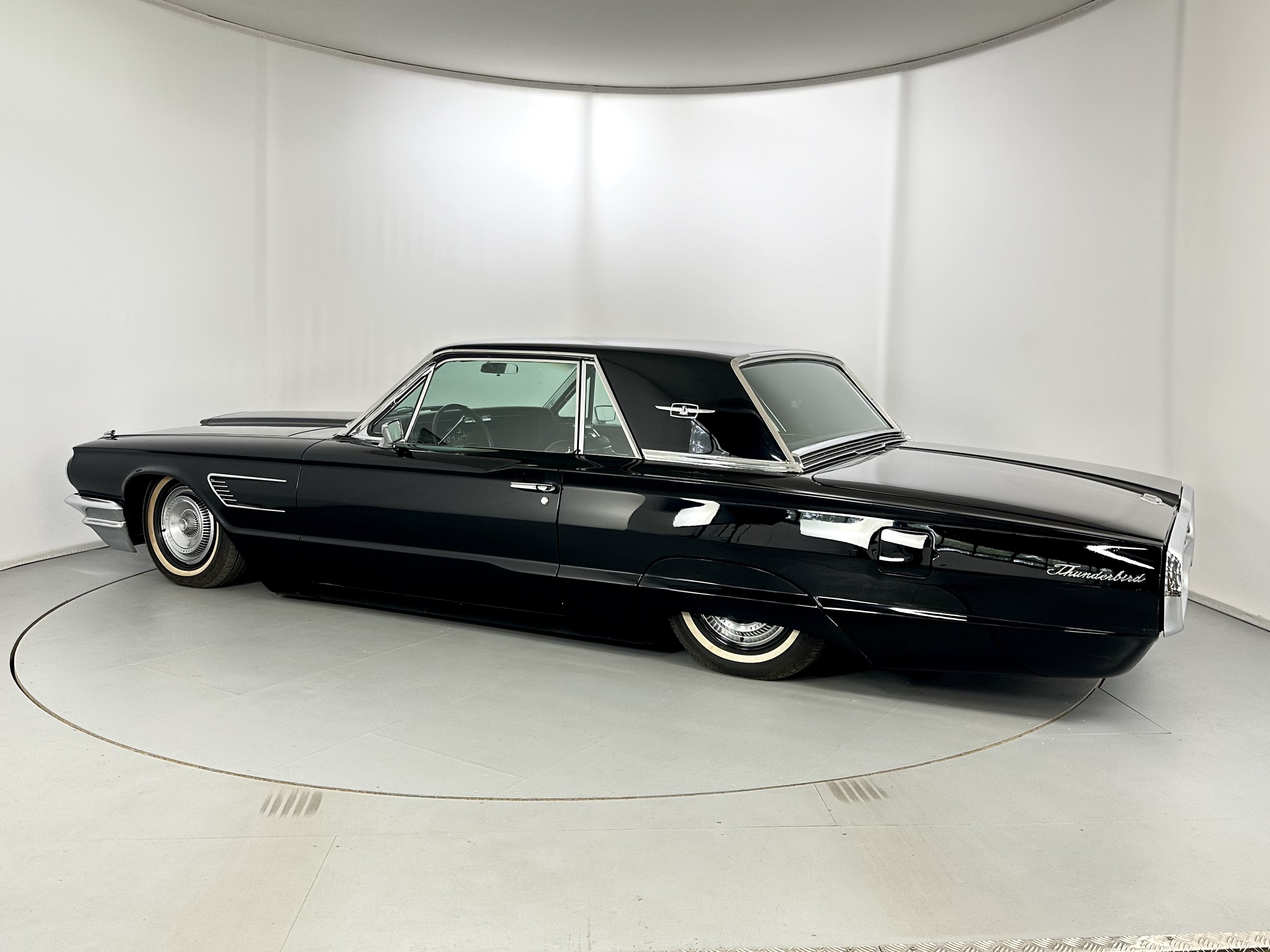Lot 58 - 1965 Ford Thunderbird