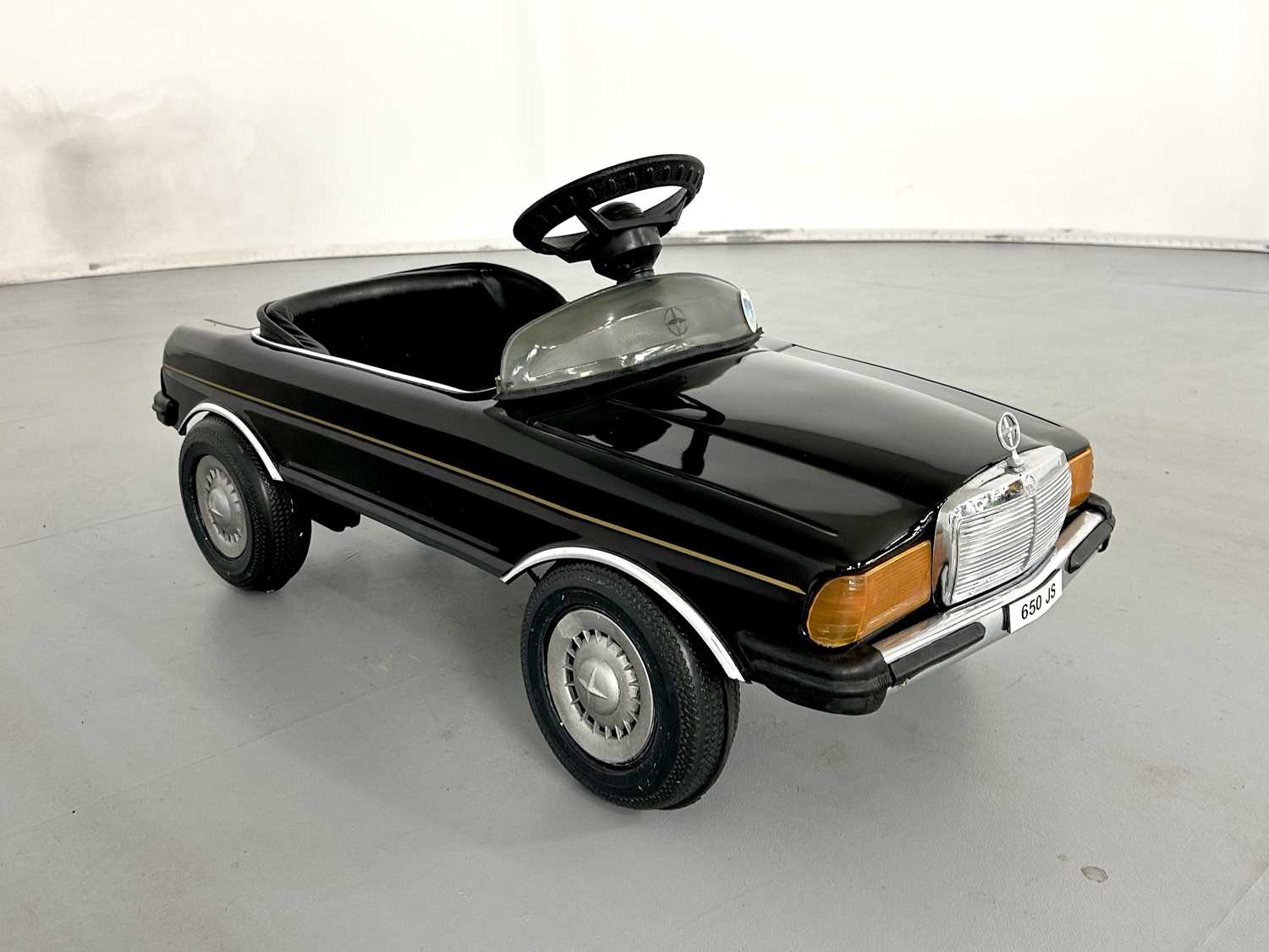 Mercedes benz pedal car on sale