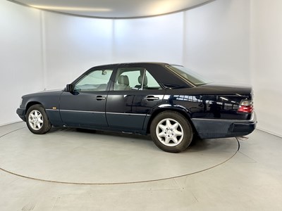 Lot 26 - 1993 Mercedes-Benz 200E