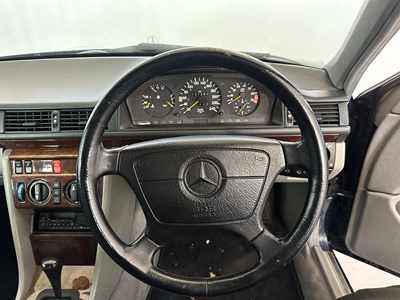 Lot 24 - 1993 Mercedes-Benz 200E