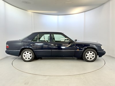 Lot 24 - 1993 Mercedes-Benz 200E