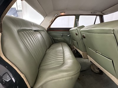 Lot 10 - 1965 Rover P5