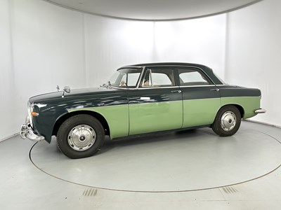 Lot 10 - 1965 Rover P5