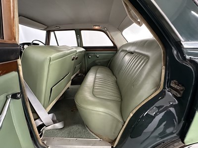 Lot 10 - 1965 Rover P5