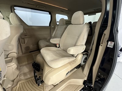 Lot 102 - 2010 Toyota Alphard Vellfire
