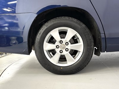Lot 102 - 2010 Toyota Alphard Vellfire