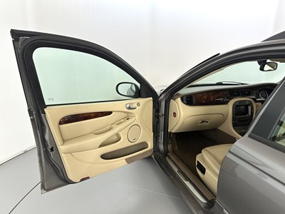 Lot 169 - 2007 Jaguar X-Type Sovereign