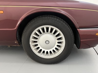 Lot 143 - 1998 Jaguar XJ8