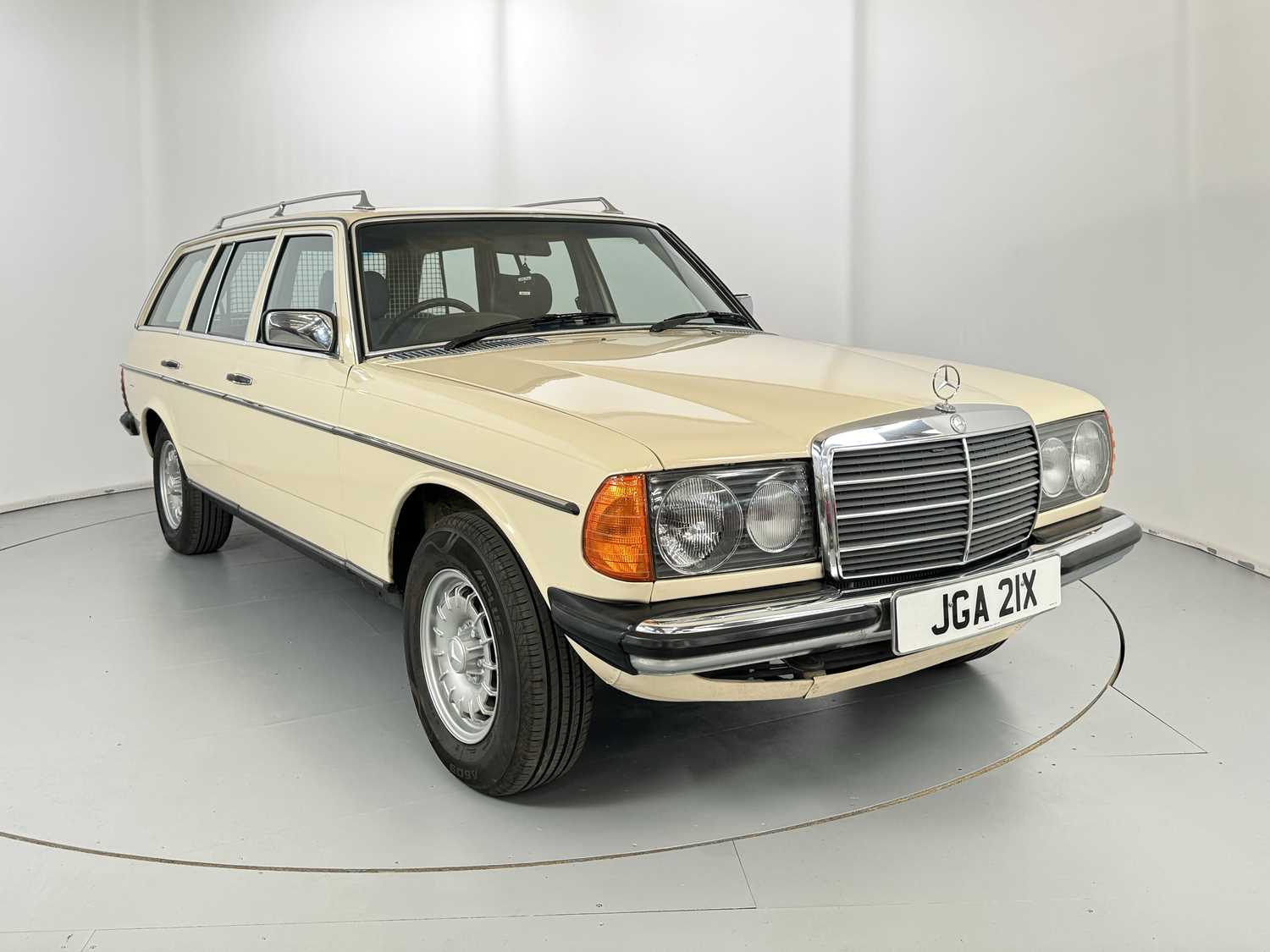 Lot 56 - 1982 Mercedes-Benz 200T