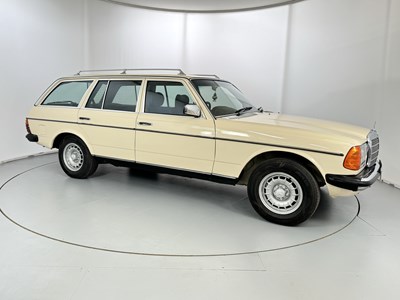 Lot 56 - 1982 Mercedes-Benz 200T