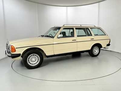 Lot 56 - 1982 Mercedes-Benz 200T