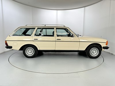 Lot 56 - 1982 Mercedes-Benz 200T