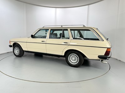 Lot 56 - 1982 Mercedes-Benz 200T