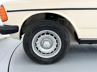 Lot 56 - 1982 Mercedes-Benz 200T