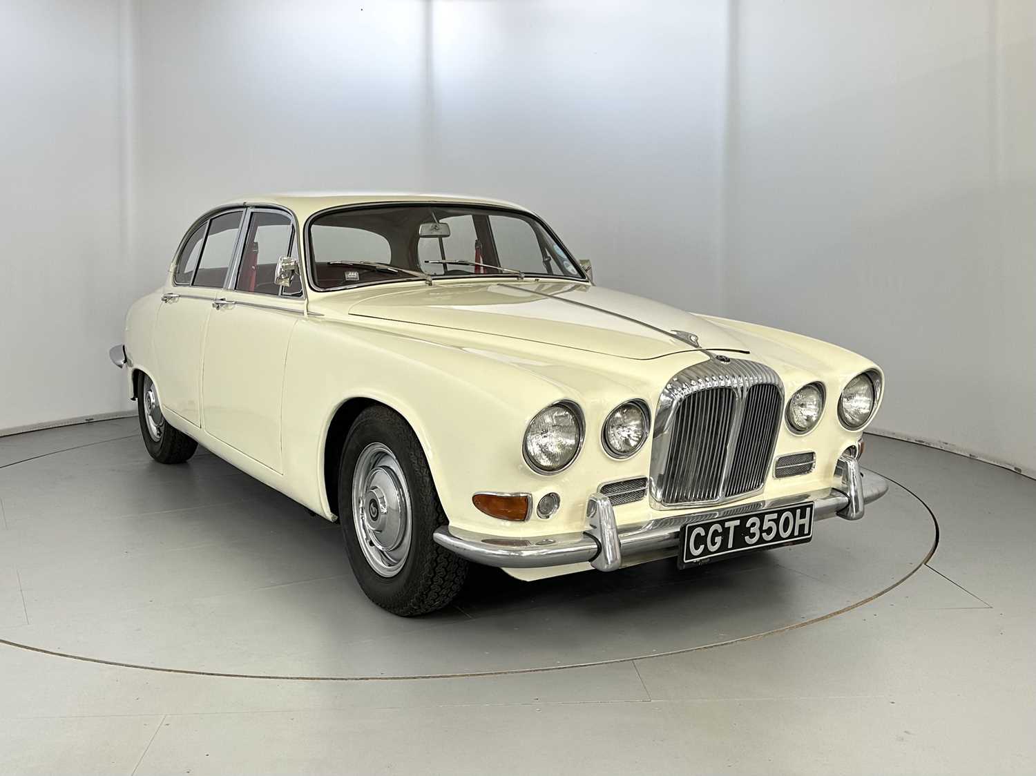 Lot 45 - 1969 Daimler Sovereign 4.2