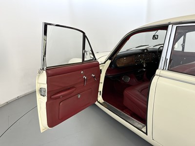 Lot 45 - 1969 Daimler Sovereign 4.2