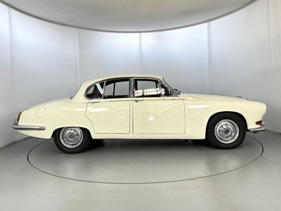 Lot 45 - 1969 Daimler Sovereign 4.2