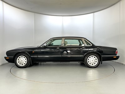 Lot 65 - 2001 Daimler V8 LWB