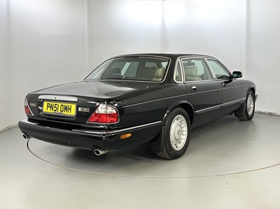 Lot 65 - 2001 Daimler V8 LWB