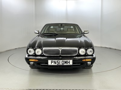 Lot 65 - 2001 Daimler V8 LWB