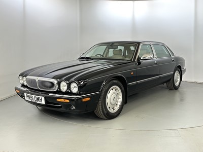 Lot 65 - 2001 Daimler V8 LWB