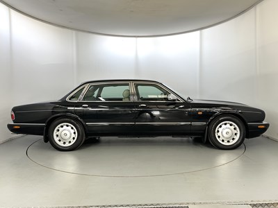 Lot 65 - 2001 Daimler V8 LWB