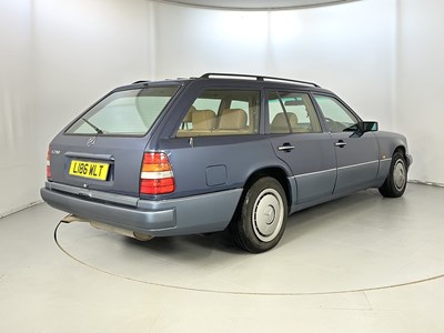 Lot 31 - 1994 Mercedes-Benz E280