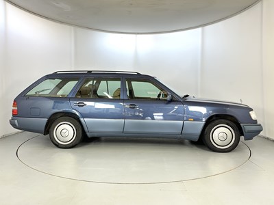 Lot 31 - 1994 Mercedes-Benz E280