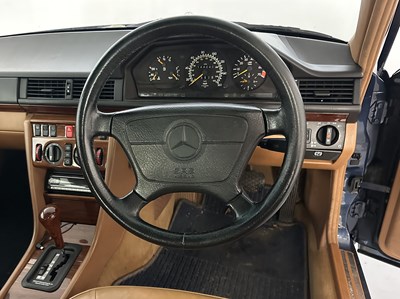 Lot 31 - 1994 Mercedes-Benz E280