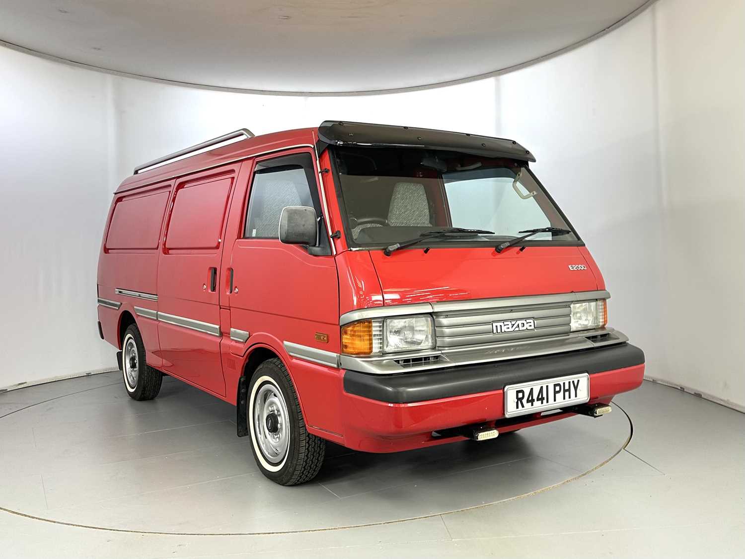 Lot 74 - 1997 Mazda E2000