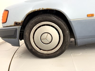 Lot 42 - 1990 Mercedes-Benz 300TE