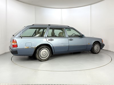 Lot 42 - 1990 Mercedes-Benz 300TE