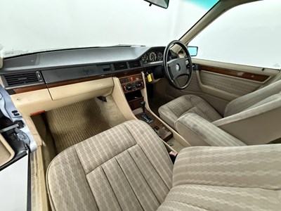 Lot 42 - 1990 Mercedes-Benz 300TE