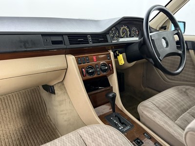 Lot 42 - 1990 Mercedes-Benz 300TE