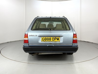 Lot 42 - 1990 Mercedes-Benz 300TE