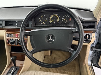 Lot 42 - 1990 Mercedes-Benz 300TE