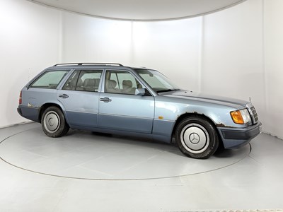 Lot 42 - 1990 Mercedes-Benz 300TE