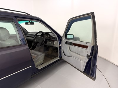 Lot 94 - 1995 Mercedes-Benz E220