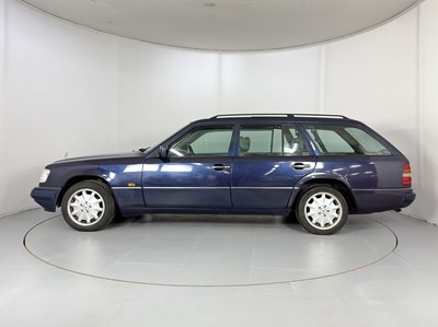 Lot 94 - 1995 Mercedes-Benz E220