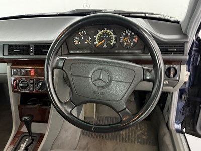 Lot 94 - 1995 Mercedes-Benz E220