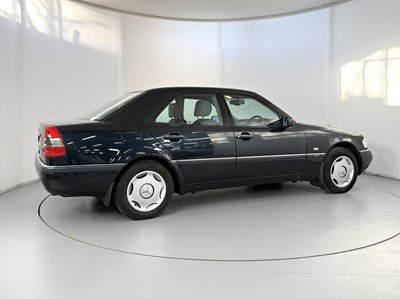 Lot 24 - 1997 Mercedes-Benz C200