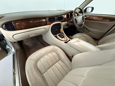 Lot 82 - 1999 Jaguar XJ8