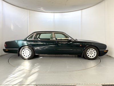 Lot 153 - 1998 Jaguar XJ8 Sovereign