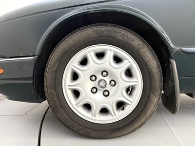 Lot 153 - 1998 Jaguar XJ8 Sovereign