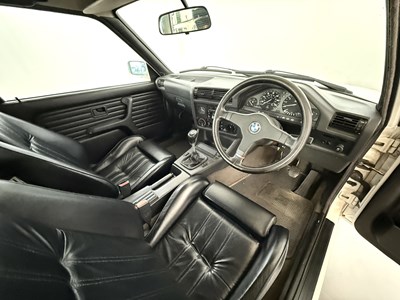 Lot 73 - 1989 BMW 330i