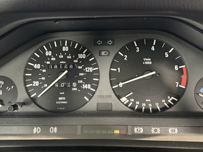 Lot 73 - 1989 BMW 330i