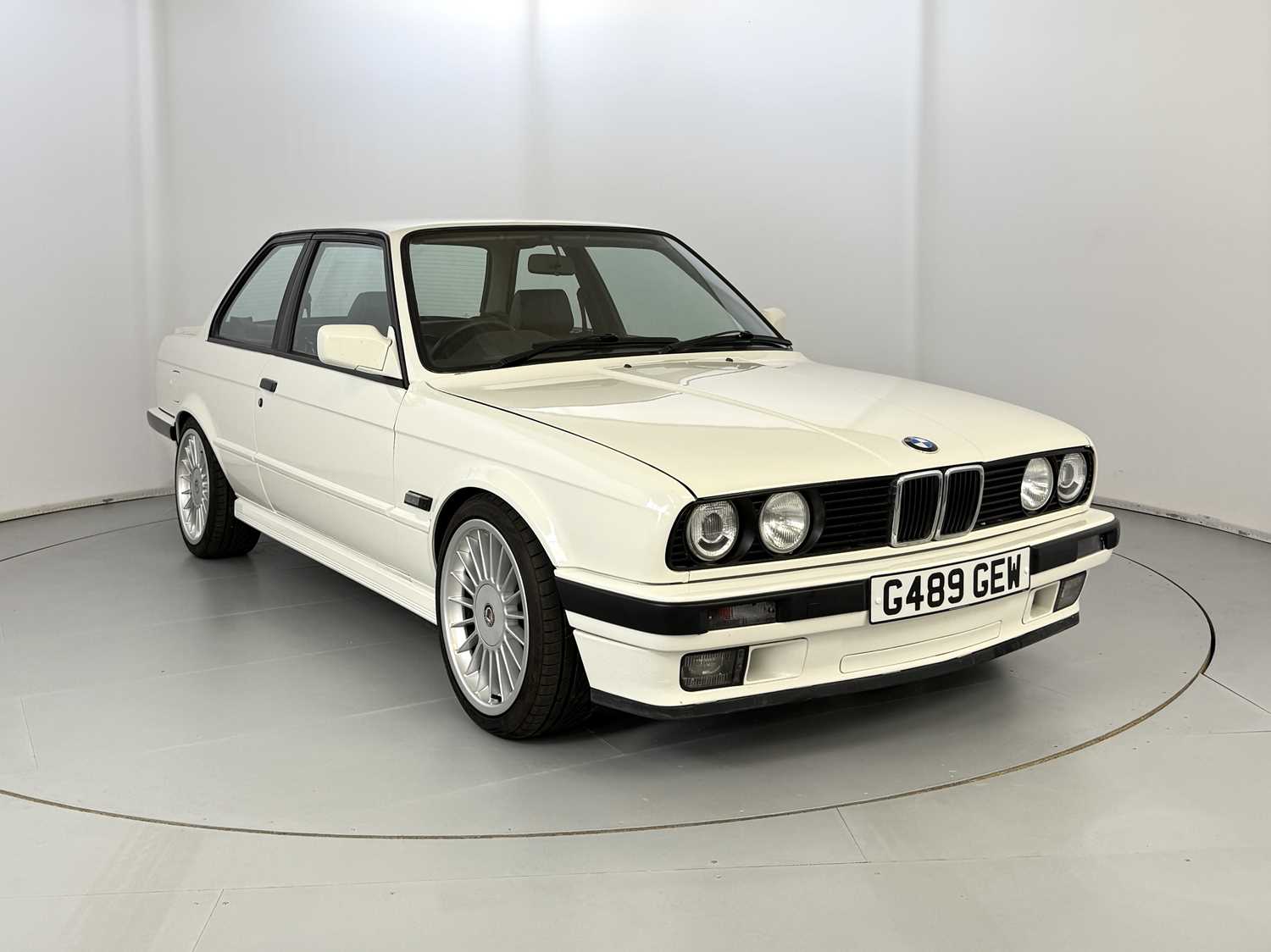 Lot 73 - 1989 BMW 330i