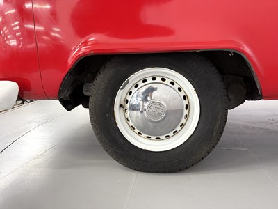Lot 9 - 1971 Volkswagen T2