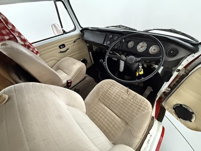 Lot 9 - 1971 Volkswagen T2