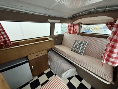 Lot 9 - 1971 Volkswagen T2